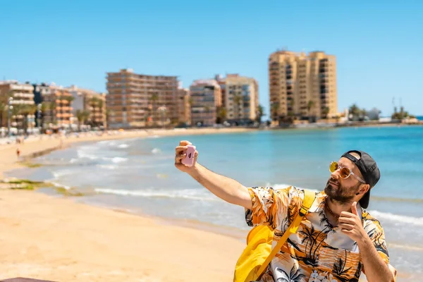 Jeune Touriste Prend Selfie Playa Del Cura Dans Ville Côtière — Photo