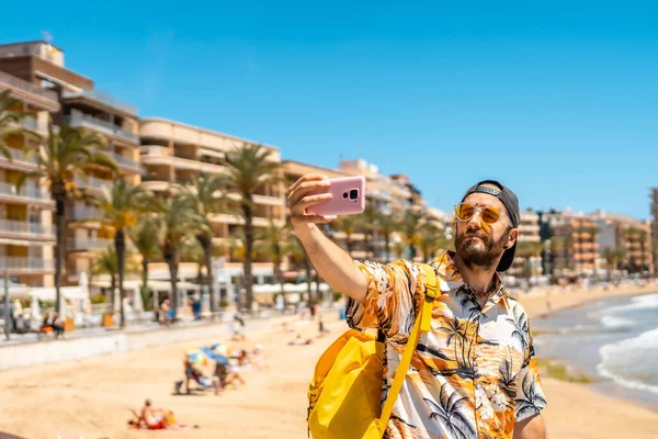 Jeune Touriste Avec Téléphone Sur Playa Del Cura Dans Ville — Photo
