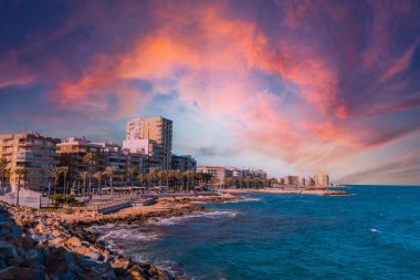 Torrevieja, Alicante, Valensiyalı cemaatinde güzel bir gün batımı. İspanya, Akdeniz