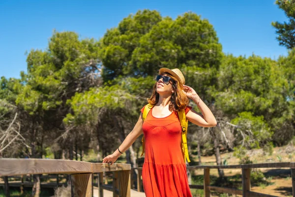 Uma Jovem Vestido Vermelho Caminho Para Praia Moncayo Mar Mediterrâneo — Fotografia de Stock