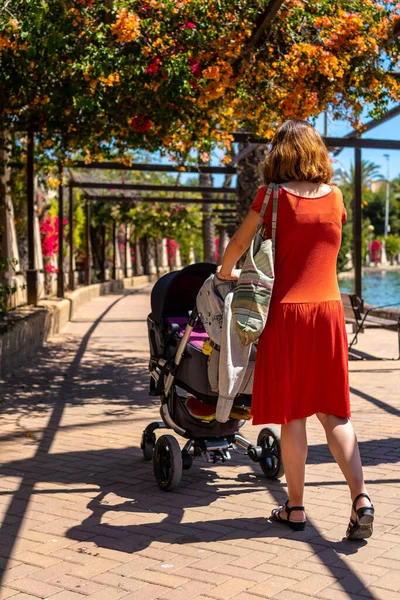 Ung Kvinna Med Sin Son Bilen Går Genom Parque Las — Stockfoto