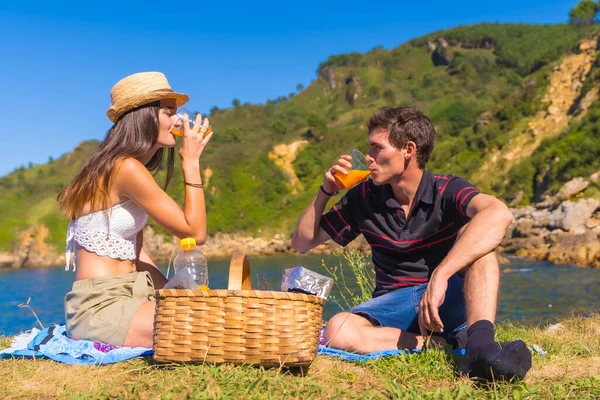 Una Joven Pareja Picnic Bebiendo Jugo Naranja Las Montañas Junto — Foto de Stock