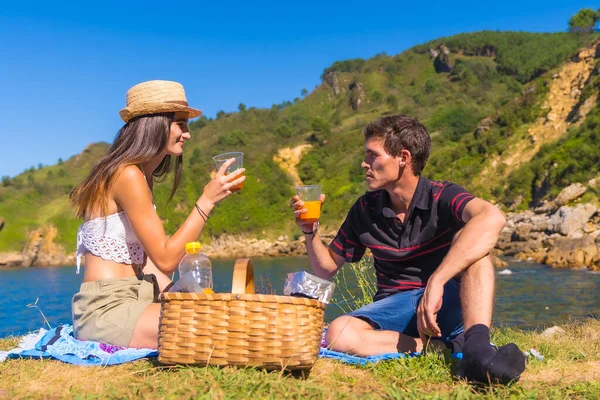 Una Joven Pareja Picnic Las Montañas Junto Mar Disfrutando Del — Foto de Stock