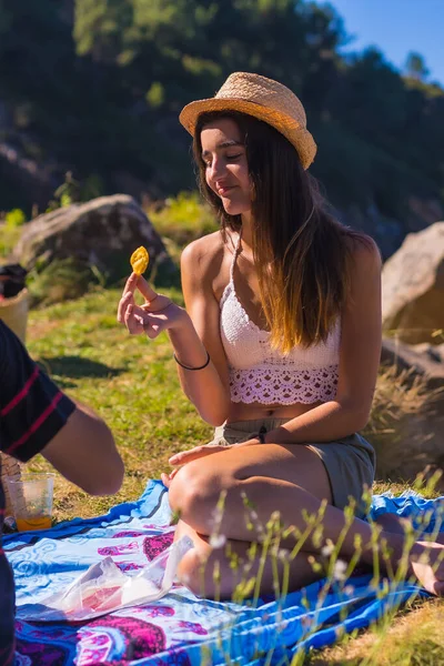 Jovem Casal Caucasiano Piquenique Comendo Batatas Fritas Nas Montanhas Junto — Fotografia de Stock