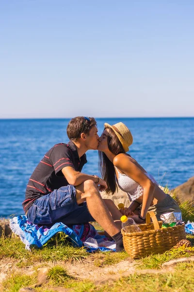 Cena Romântica Casal Beijando Piquenique Nas Montanhas Junto Mar Desfrutando — Fotografia de Stock