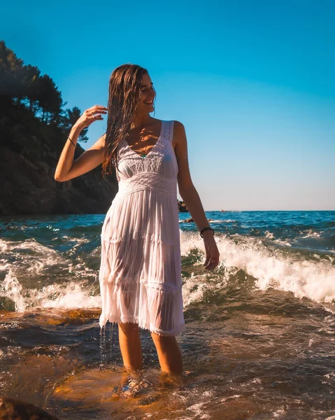 Uma Jovem Morena Caucasiana Desfrutando Banho Vestido Branco Água Mar — Fotografia de Stock