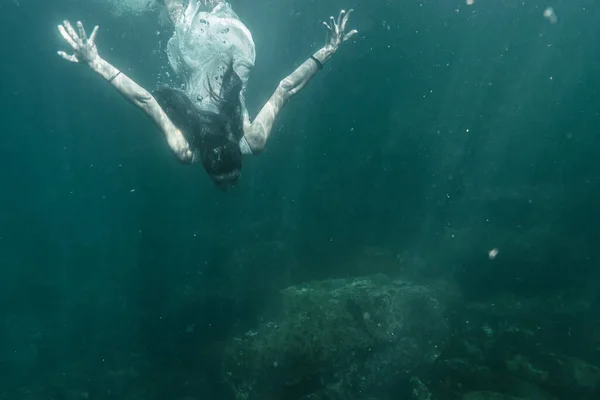 Зображення Молодої Жінки Пірнає Білою Сукнею Підводним Зображенням Літнім Життям — стокове фото