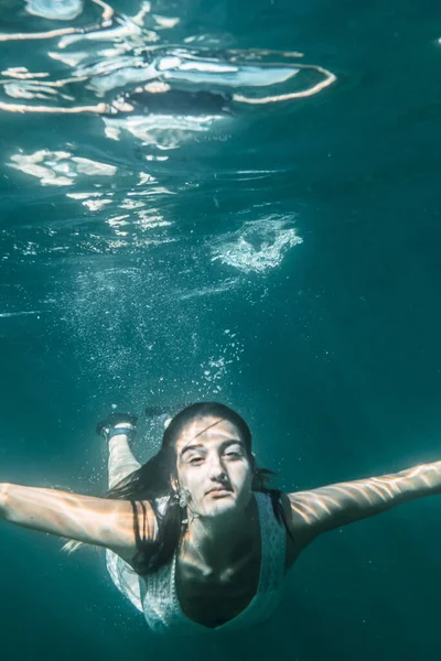 Зображення Молодої Жінки Пірнає Білою Сукнею Стрибає Море Під Водою — стокове фото