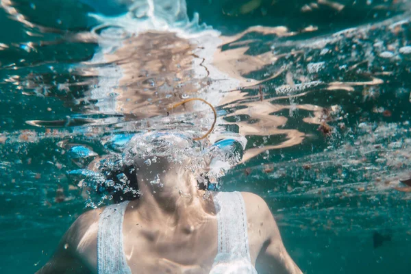 Молода Жінка Пірнає Білим Плаванням Підводним Зображенням Літнім Життям Молодої — стокове фото