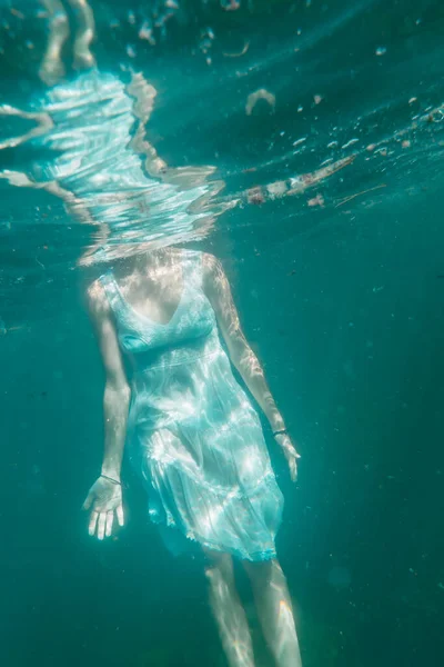Зображення Молодої Жінки Яка Пірнає Білим Плаванням Підводним Зображенням Літнім — стокове фото