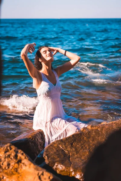 Uma Jovem Caucasiana Sorrindo Vestido Branco Molhado Sentado Uma Rocha — Fotografia de Stock