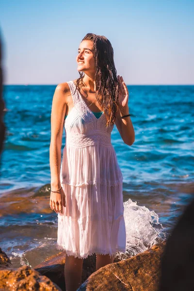 Uma Jovem Mulher Caucasiana Desfrutando Verão Com Vestido Branco Cabelo — Fotografia de Stock