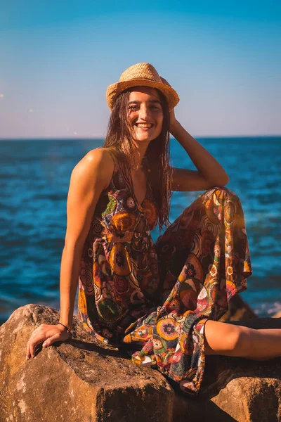 Retrato Una Joven Caucásica Sonriendo Con Pelo Mojado Vestido Flores — Foto de Stock