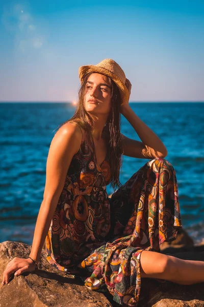 Islak Saçlarıyla Çiçekli Elbisesiyle Deniz Kenarında Hasır Şapkasıyla Solda Bekleyen — Stok fotoğraf