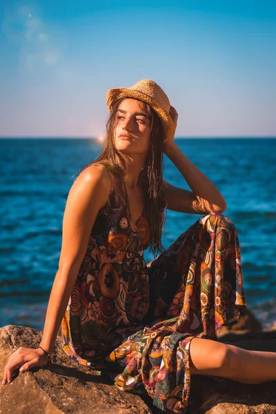 Una Giovane Donna Caucasica Che Guarda Sinistra Con Capelli Bagnati — Foto Stock