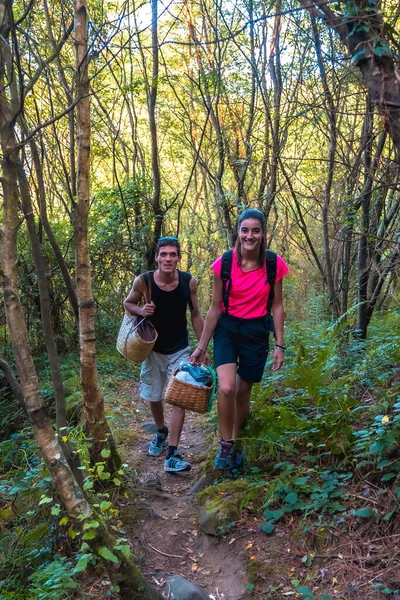 Young Caucasian Couple Walking Mountains Lovely Summer Picnic — Stock Photo, Image