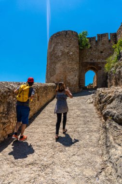 Bir çift, Valensiyalı topluluğunun dağlarındaki Chulilla kasabasının şatosuna ve ünlü kanyonuna gidiyor. İspanya