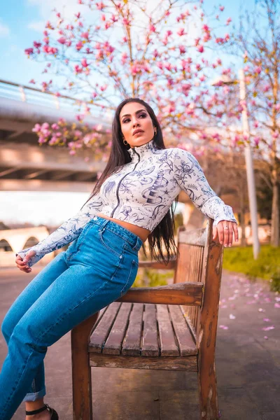 Una Chica Latina Morena Sentada Parque Ciudad Junto Árbol Con — Foto de Stock