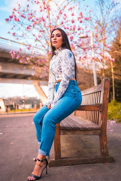 Una Chica Latina Morena Sentada Parque Ciudad Junto Árbol Con — Foto de Stock