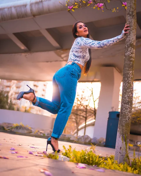 Una Chica Latina Morena Parque Ciudad Junto Árbol Con Flores — Foto de Stock