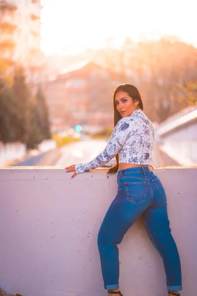 Una Chica Latina Morena Junto Camino Ciudad Junto Árbol Con — Foto de Stock