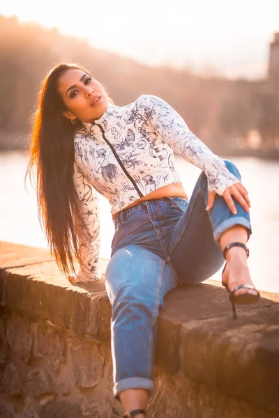 Una Chica Latina Morena Ciudad Atardecer Junto Río Con Sol — Foto de Stock