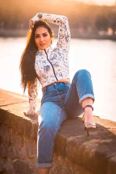 Una Chica Latina Morena Ciudad Atardecer Junto Río Con Sol — Foto de Stock