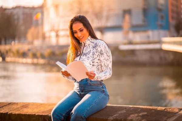 Una Ragazza Latina Bruna Città Tramonto Sul Fiume Leggere Libro — Foto Stock