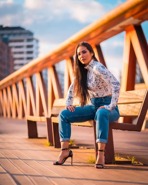 Una Chica Latina Morena Jeans Ciudad Atardecer Jersey Naranja Posando — Foto de Stock