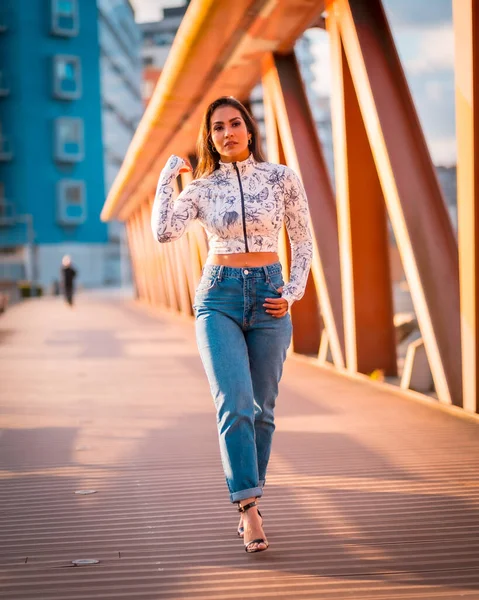 Una Chica Latina Morena Jeans Ciudad Atardecer Jersey Naranja Caminando —  Fotos de Stock