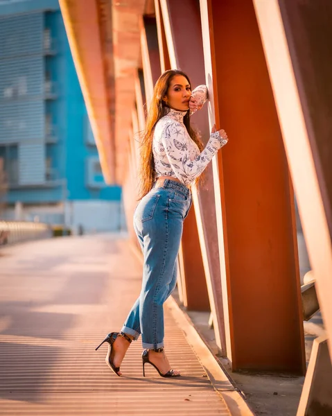 Uma Rapariga Latina Morena Jeans Cidade Pôr Sol Empoleirado Lado — Fotografia de Stock