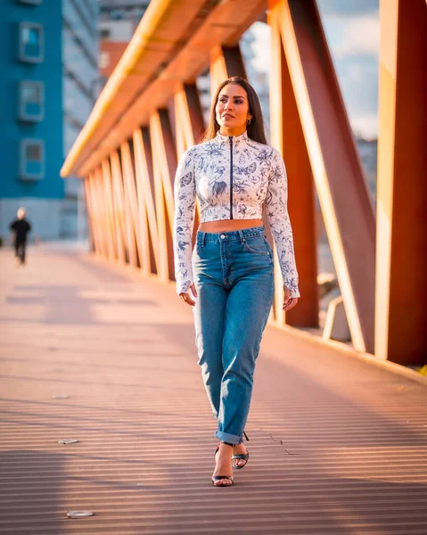 Una Chica Latina Morena Jeans Ciudad Atardecer Jersey Naranja Caminando — Foto de Stock