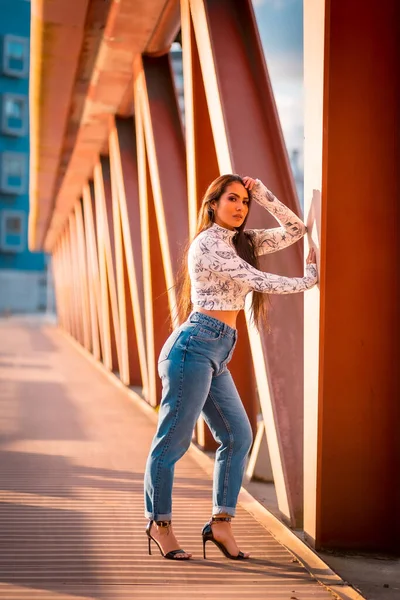 Una Chica Latina Morena Jeans Ciudad Atardecer Encaramado Junto Puente — Foto de Stock