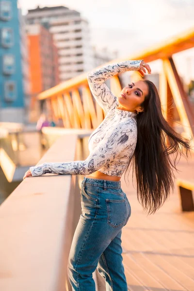 Una Chica Latina Morena Jeans Ciudad Atardecer Puente Que Mira — Foto de Stock