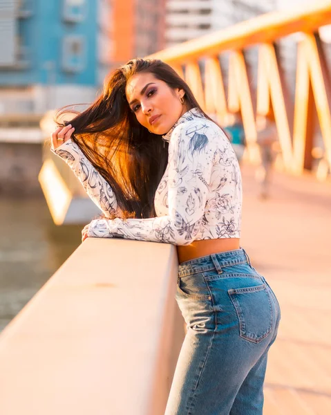 Uma Rapariga Latina Morena Jeans Cidade Pôr Sol Uma Ponte — Fotografia de Stock