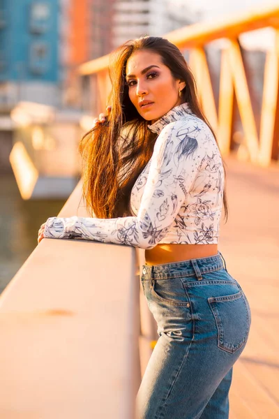 Brunette Latin Girl Jeans City Sunset Bridge Looking City River — Stock Photo, Image