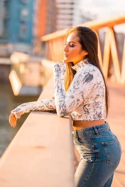 Latin Girl Jeans White Shirt City Sunset Bridge Looking City — Stock Photo, Image