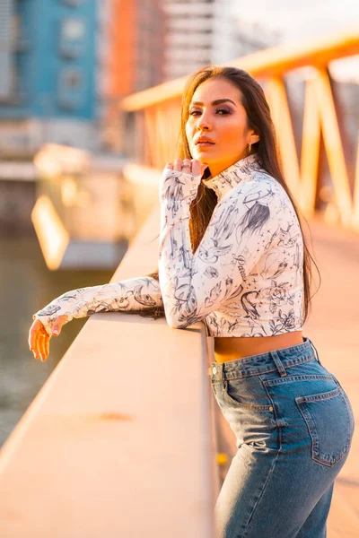 Una Chica Latina Morena Jeans Ciudad Atardecer Puente Mirando Río — Foto de Stock