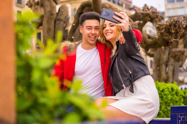 Estilo Vida Una Pareja Caucásica Haciendo Turismo Vacaciones Parque Ciudad — Foto de Stock