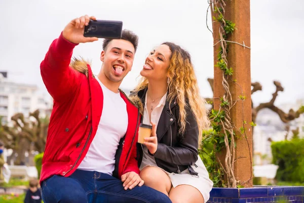 Estilo Vida Una Pareja Caucásica Haciendo Turismo Vacaciones Parque Ciudad —  Fotos de Stock