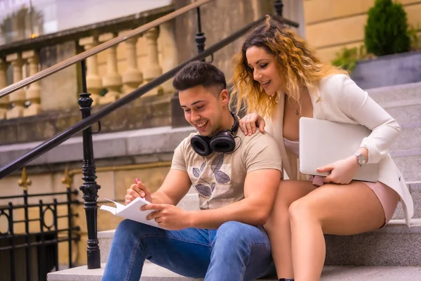 Jeunes Entrepreneurs Faisant Travail Équipe Ville Avec Ordinateur Garçon Casque — Photo