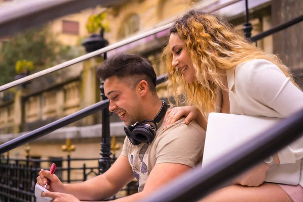 Jovens Empreendedores Fazendo Trabalho Equipe Cidade Com Computador Menino Fones — Fotografia de Stock