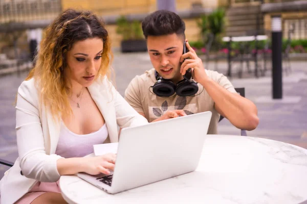 Jóvenes Emprendedores Haciendo Trabajo Equipo Trabajar Con Ordenador Una Terraza — Foto de Stock