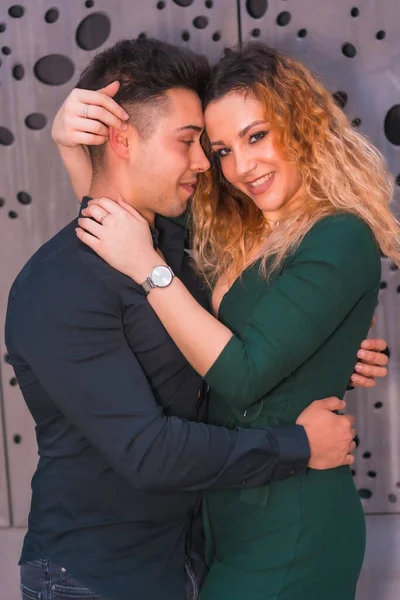 Pose Mode Couple Amour Caucasien Dans Costume Bleu Robe Verte — Photo