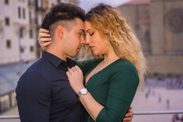 Postura Moda Una Pareja Cariñosa Caucásica Traje Azul Vestido Verde — Foto de Stock