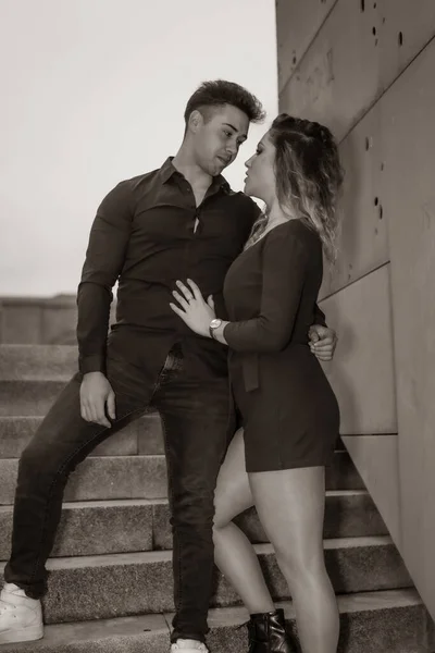 Pose Mode Couple Caucasien Amoureux Dans Les Escaliers Ville Embrassant — Photo