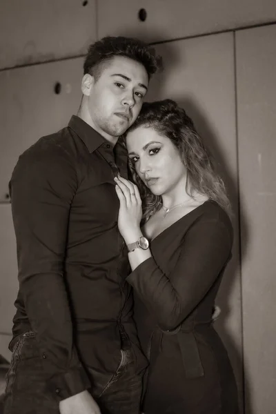 Pose Mode Couple Caucasien Amoureux Dans Les Escaliers Ville Embrassant — Photo