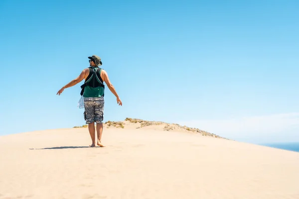 Ung Man Promenader Med Sin Son Sanddynen Monsul Stranden Cabo — Stockfoto