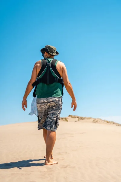 Ung Man Promenader Med Sin Son Sanddynen Monsul Stranden Cabo — Stockfoto