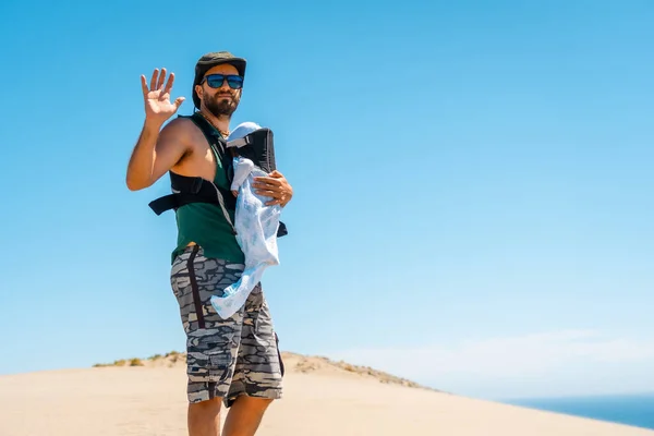 Jeune Homme Profite Été Avec Son Fils Sur Dune Sable — Photo